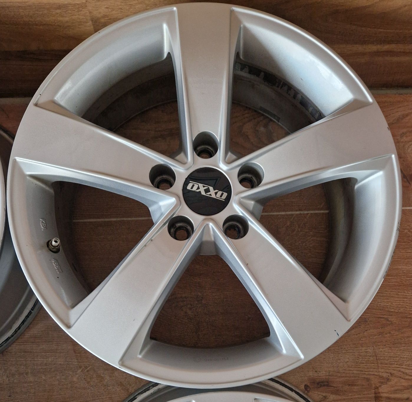Оригінальні легкосплавні диски фірми OXXO Toyota R17 5x114.3 ET 39