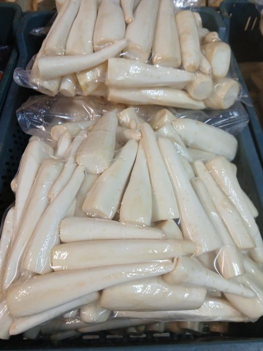 Ziemniaki obrane   wiaderkach zalane woda oraz inne warzywa obrane