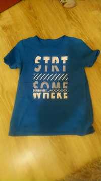 Niebieska koszulka z napisem