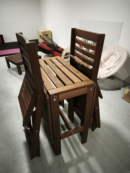 Mesa de madeira com duas cadeiras