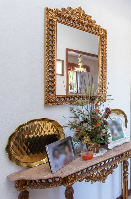 Consola retro dourada e espelho