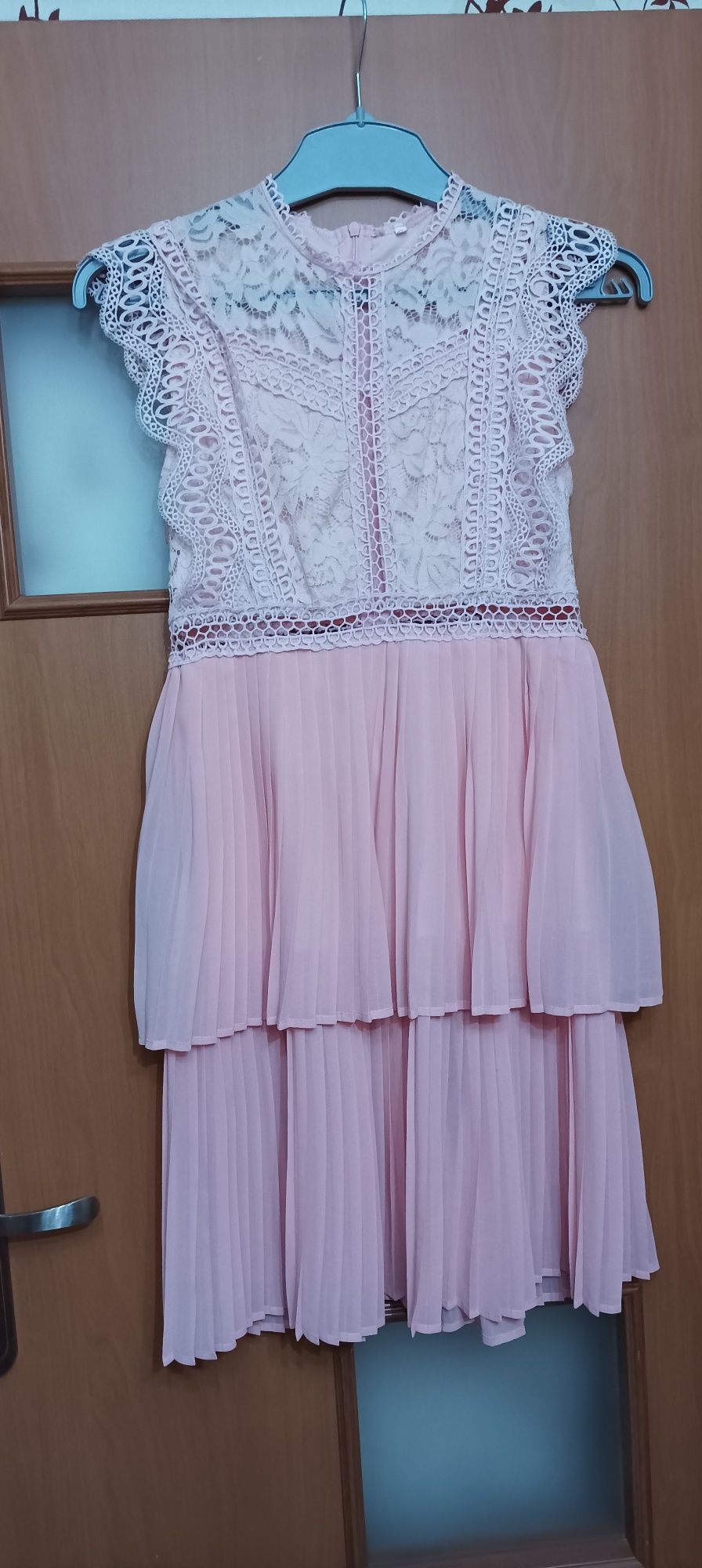 Sukienka z gipiura elegancka