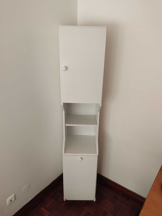 Móvel branco casa de banho com cesto para roupa suja