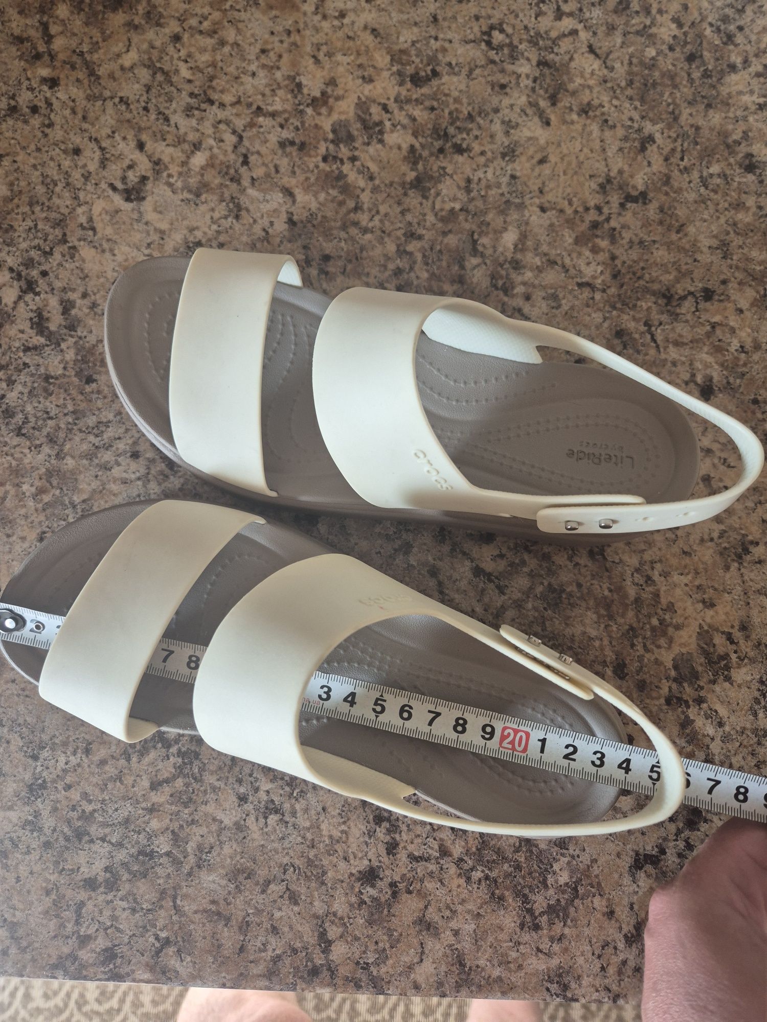Продам босоніжки,crocs