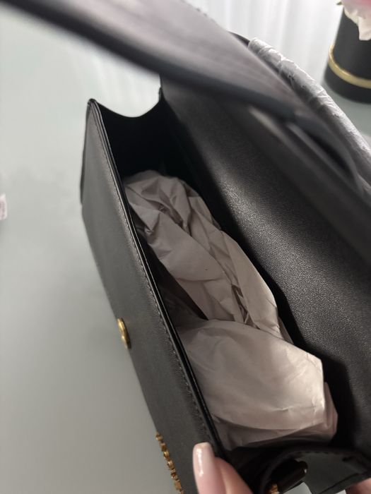 Jacquemus torebka czarna z dlugim paskiem zlote logo kopertowka