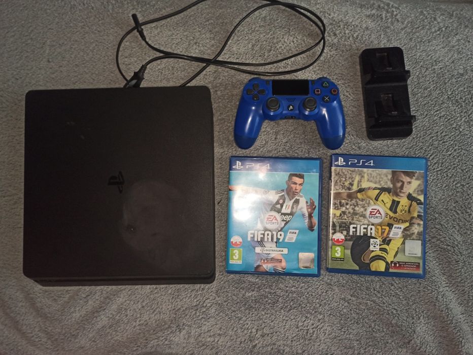 PlayStation 4 Slim 500GB + pad + 2 gry + stacja dokująca