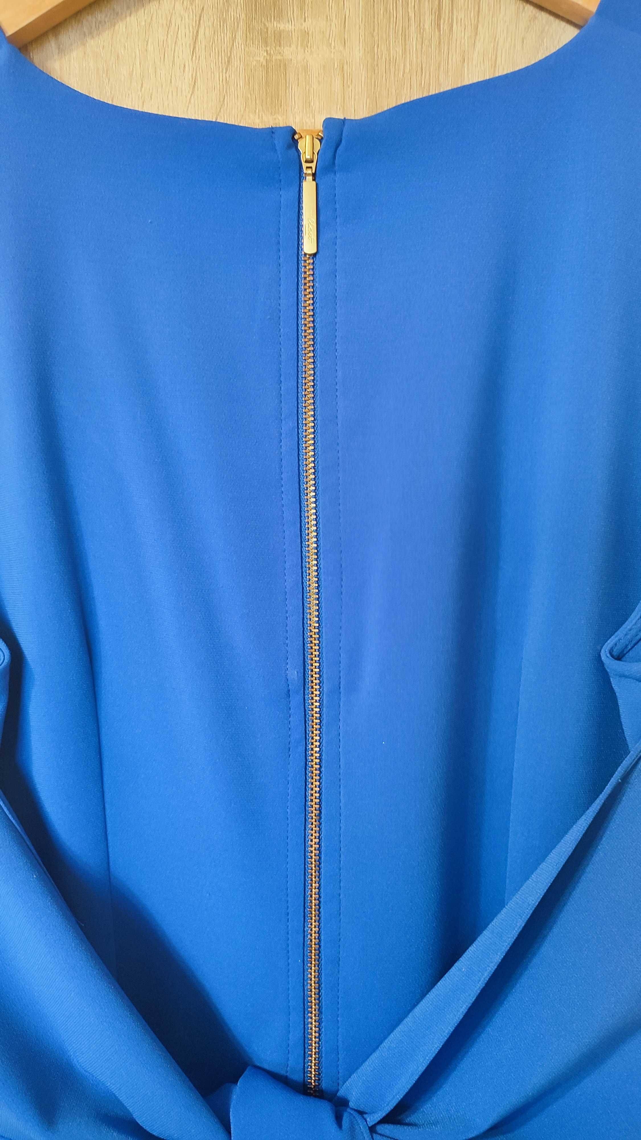 Elegancka niebieska sukienka z kopertowym dekoltem Closet London