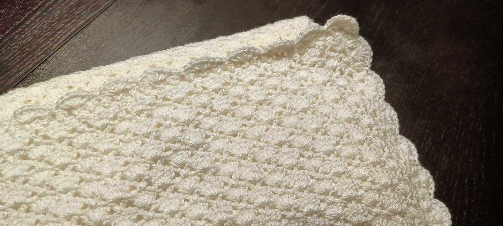 Różowy Komplet dla niemowlaka robiony na szydełku_ kocyk, poduszka,