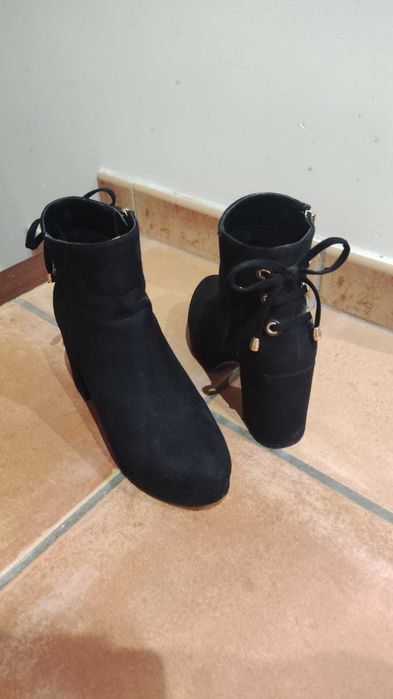 Botas pretas de salto alto