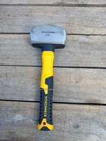 MŁOTEK Roughneck 11-134 z trzonkiem z włókna szklanego, 1,81 kg