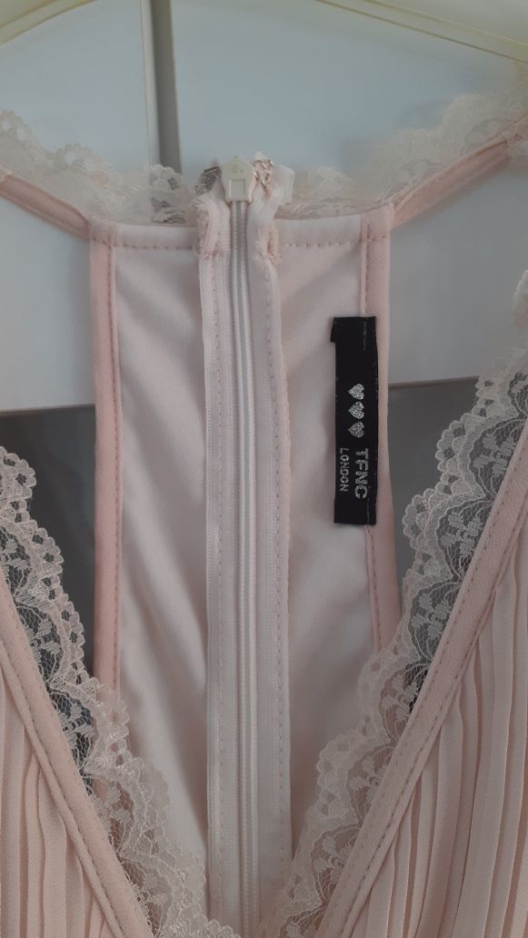 Plisowana szyfonowa sukienka open back