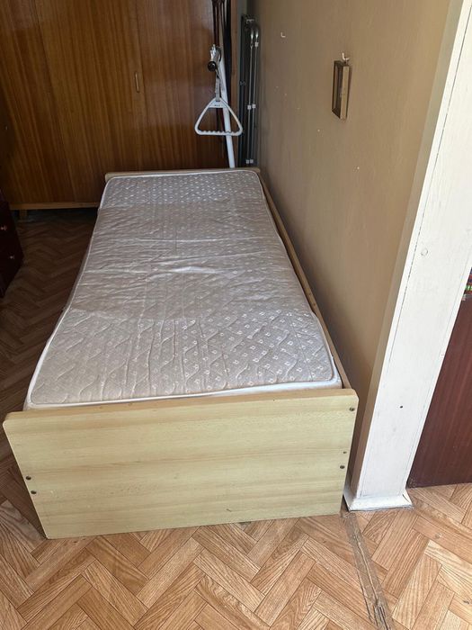 Łóżko szpitalne z materacem przeciwodleżynowym