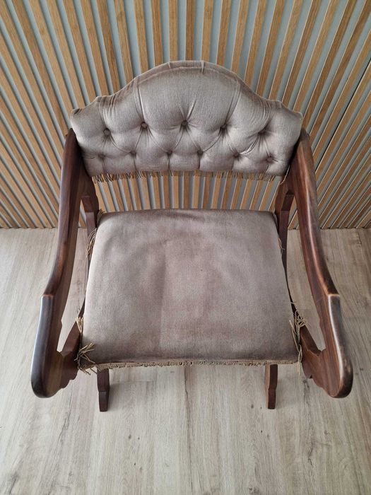 Cadeira de madeira maciça em bom estado de conservação