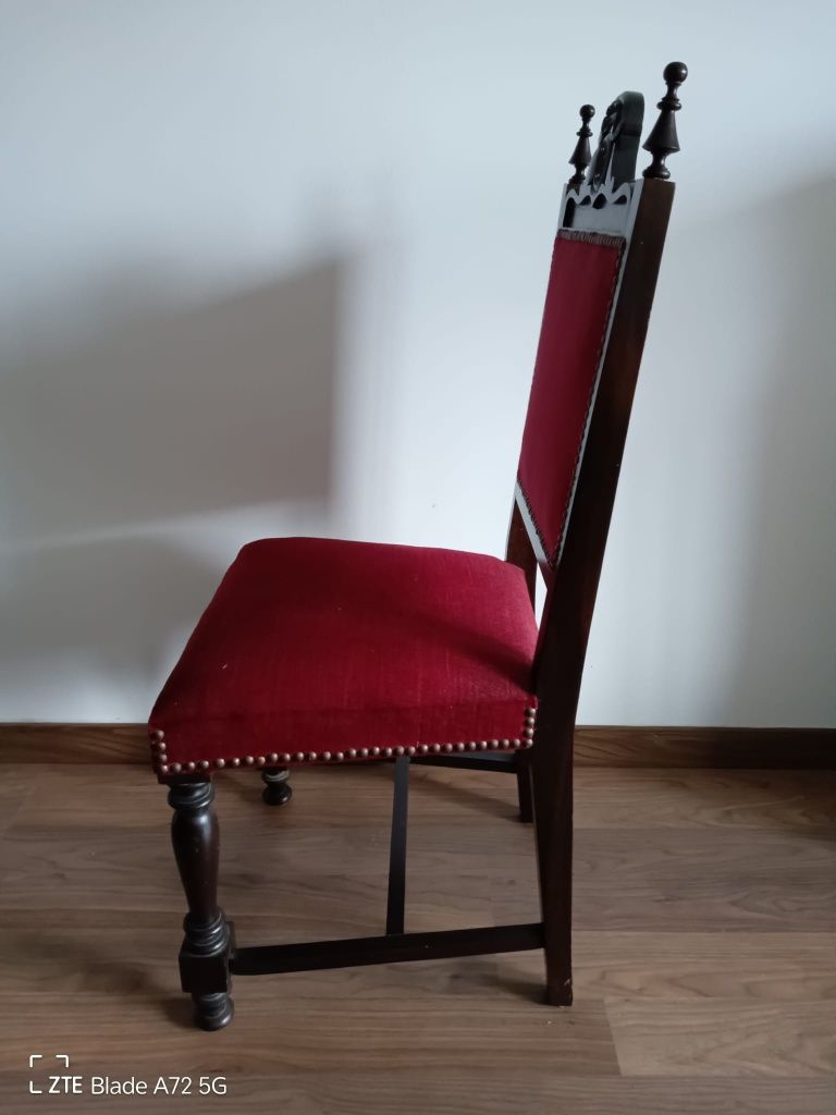 Cadeira de madeira e veludo [35 € / unid]