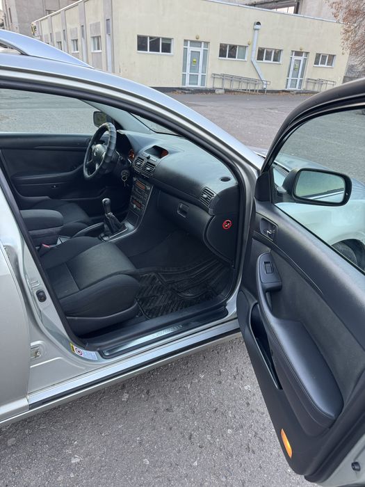 Toyota Avensis 2,0d механіка дизельний універсал в гарному стані