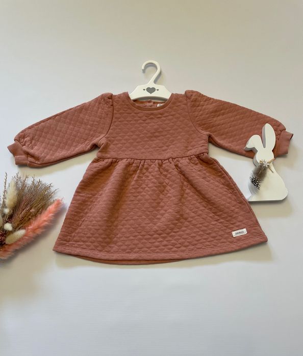 Grubsza sukienka pikowana morelowy brudny róż Newbie r.86 Bawełna 75 %