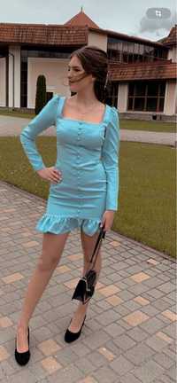 Блакитна сукня