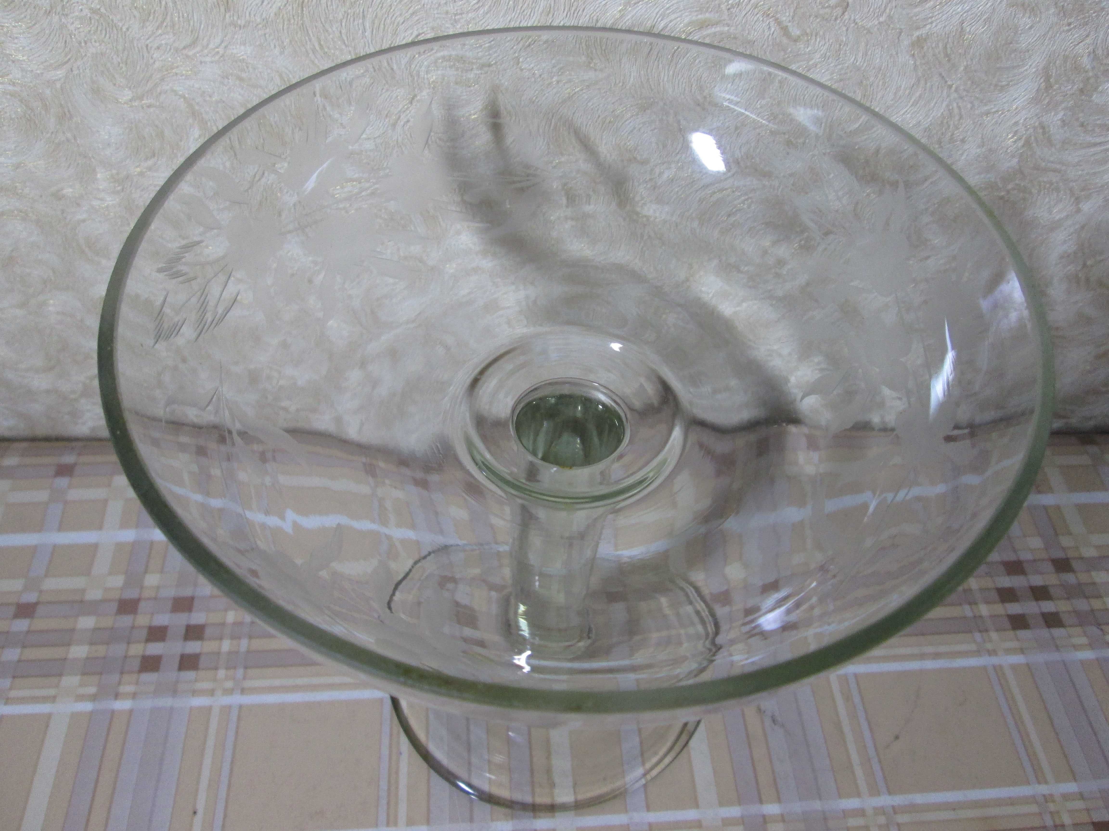 Стеклянная ваза на ножке с гравировкой винтаж