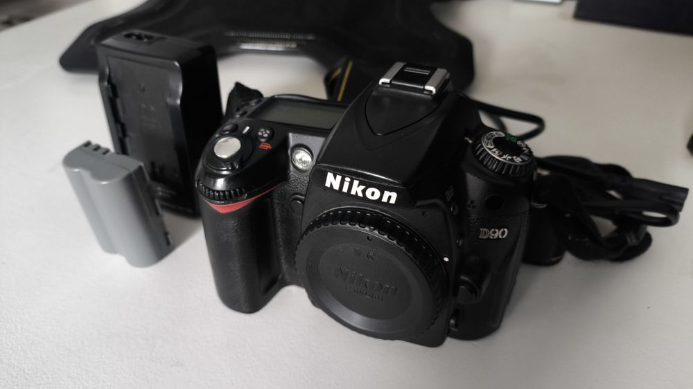 Nikon d90 body + druga bateria + SD