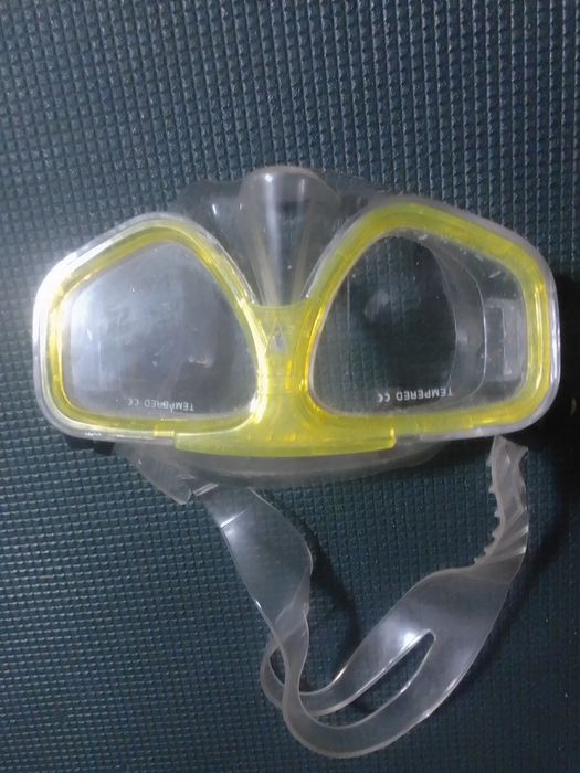 Окуляри для плавання та трубка .