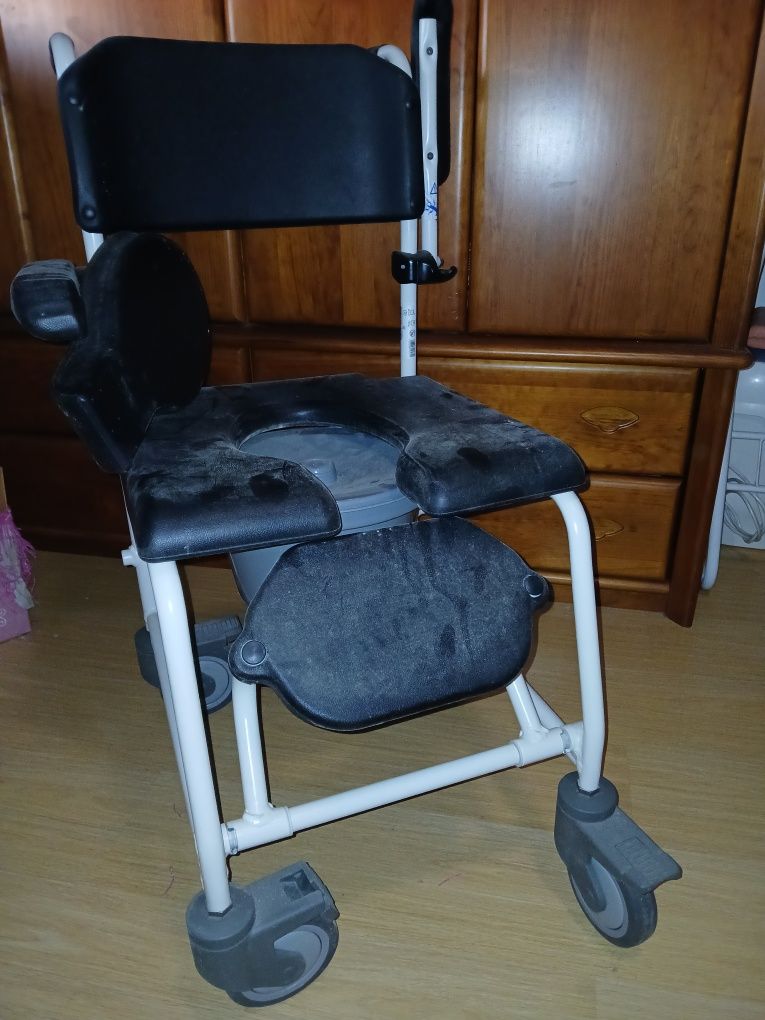 Cadeira sanitária com bacio incorporado