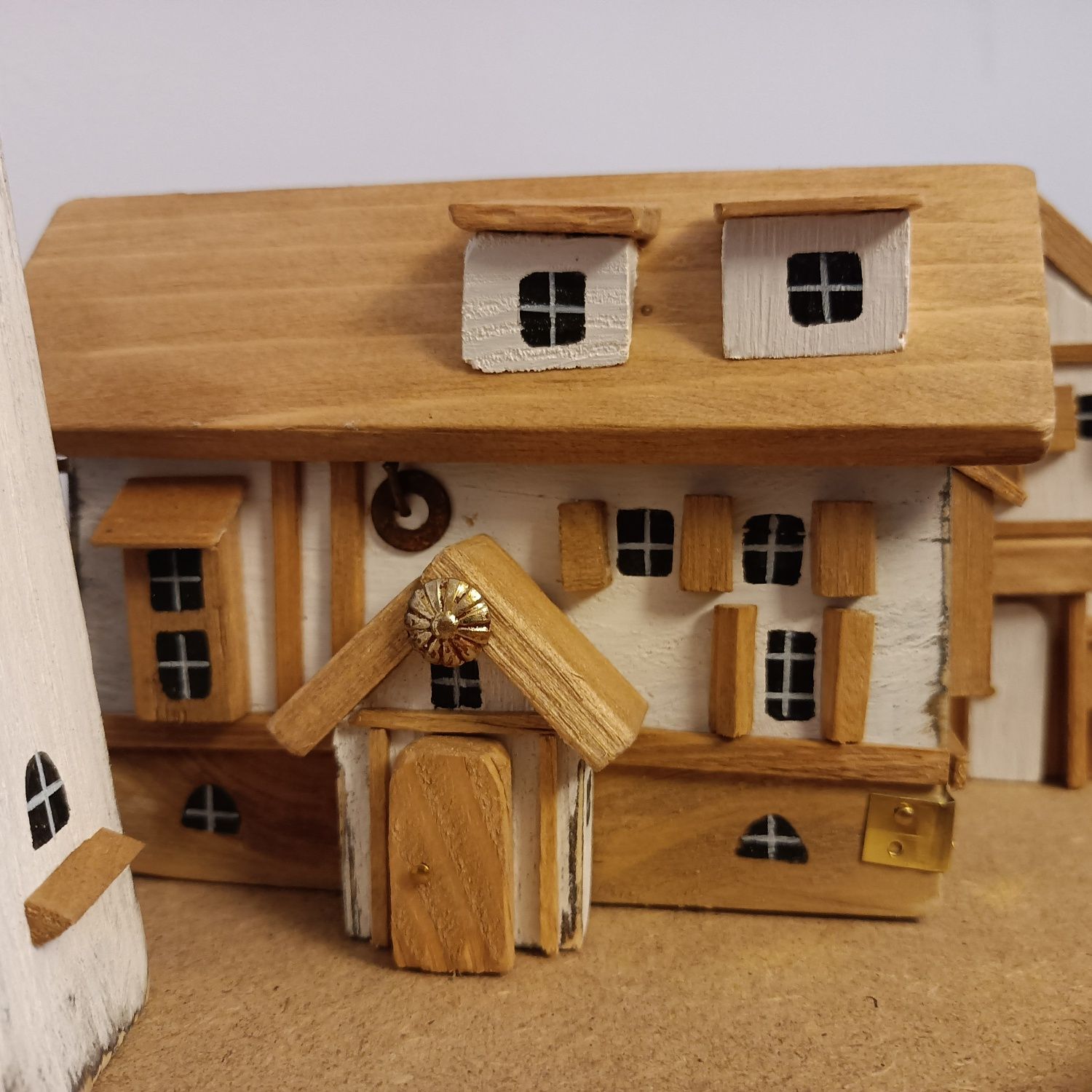 Drewniane domki i wiatrak dekoracja hand made na półkę