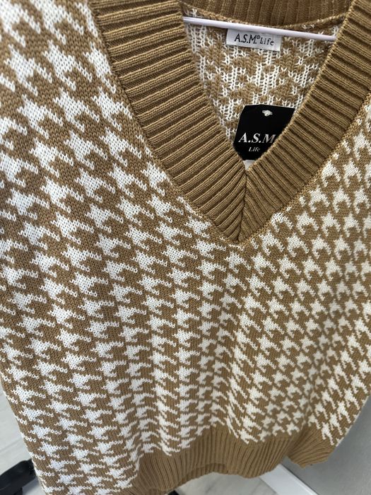 Вязаний жилет в актуальний принт