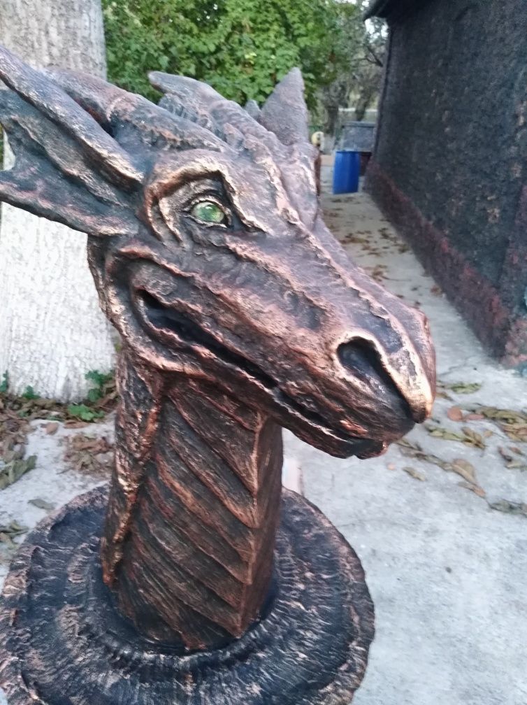 Скульптура велика голова дракона