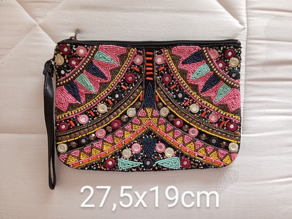 Clutch missangas coloridas.