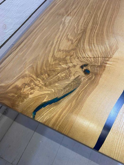 Журнальний стіл з епоксидною смолою