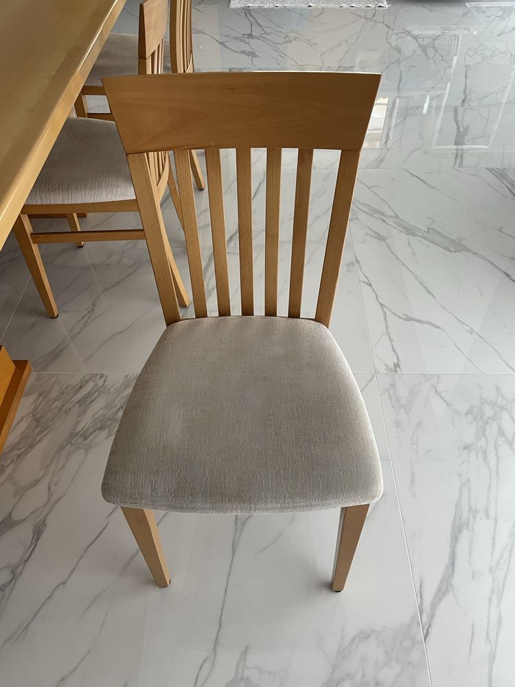 Mesa com 6 cadeiras em madeira