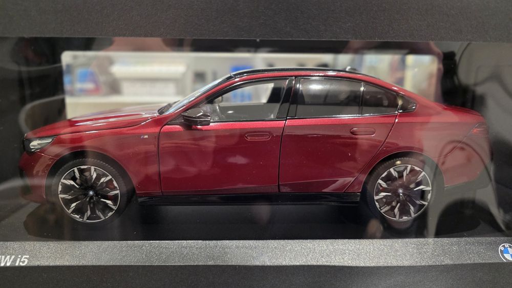 Miniatura 1:18 BMW i5 G60, oryginalna, nowa