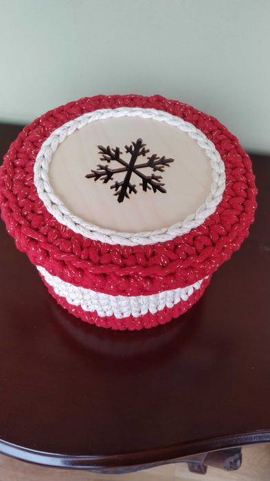 Koszyk dekoracja świąteczna czerwony gwiazdka