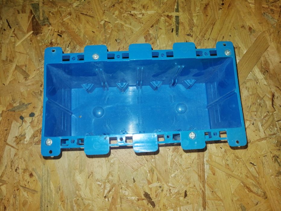 Puszka podtynkowa USA poczwórna, Carlon