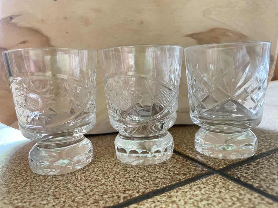 Dwa komplety kieliszków kryształowych
