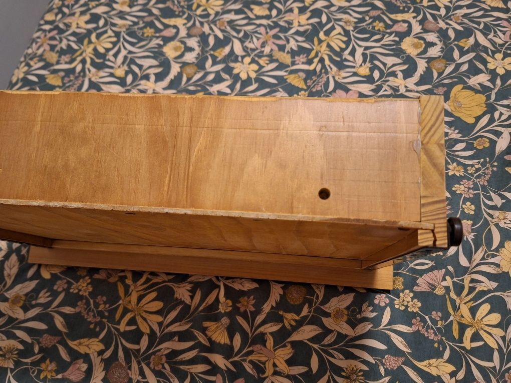 Mesa de cabeceira em pinho mel