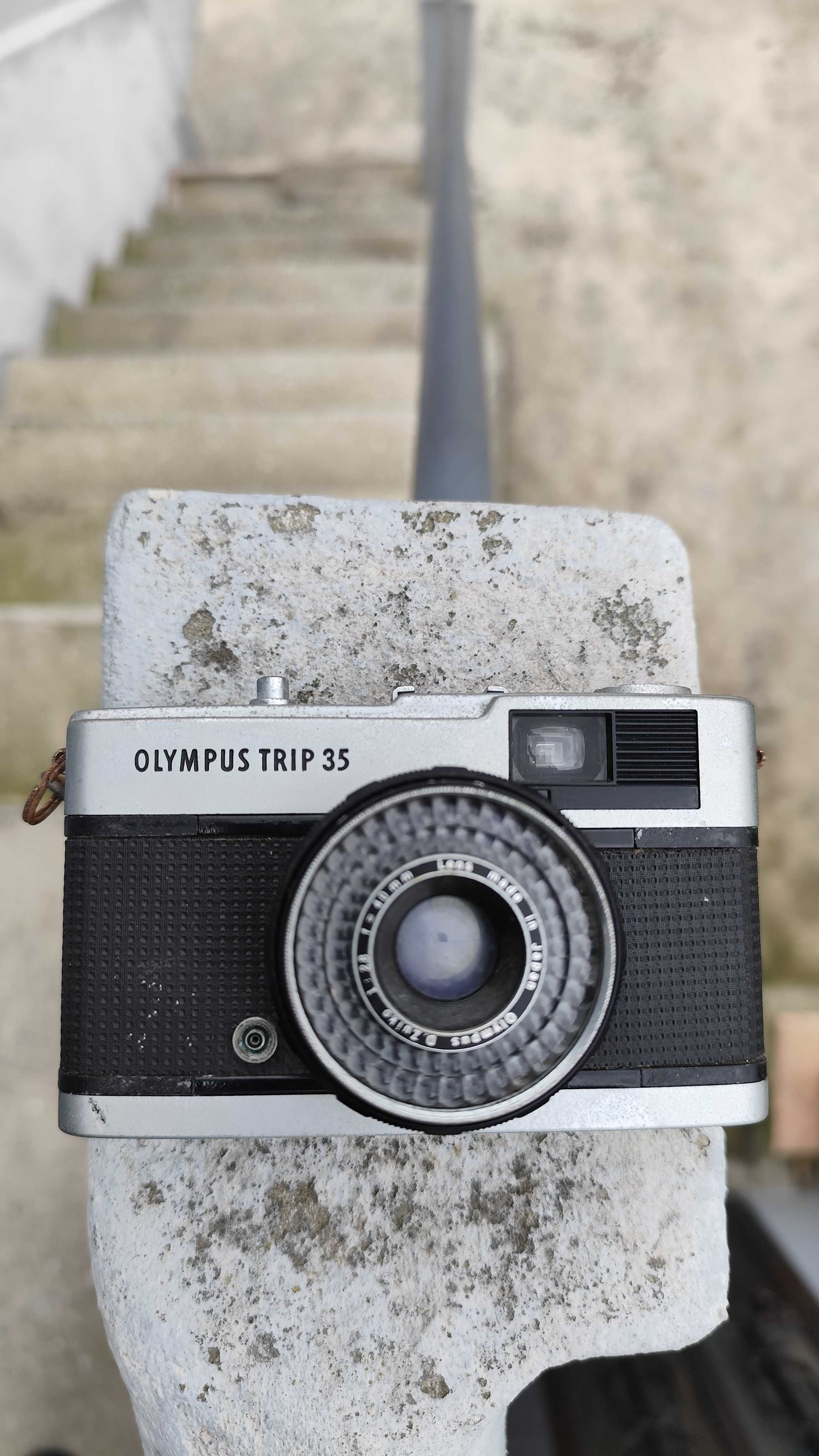 Máquina fotográfica analógica da marca Olympus, muito antiga.
