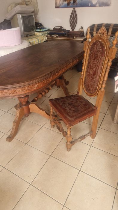 Mesa em madeira castanho