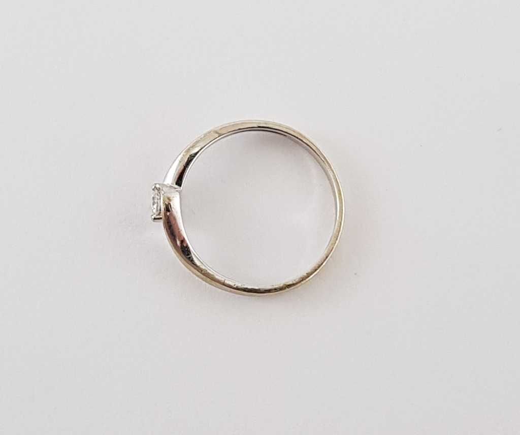 Złoty pierścionek zdobiony brylantem 0,09 ct - APART