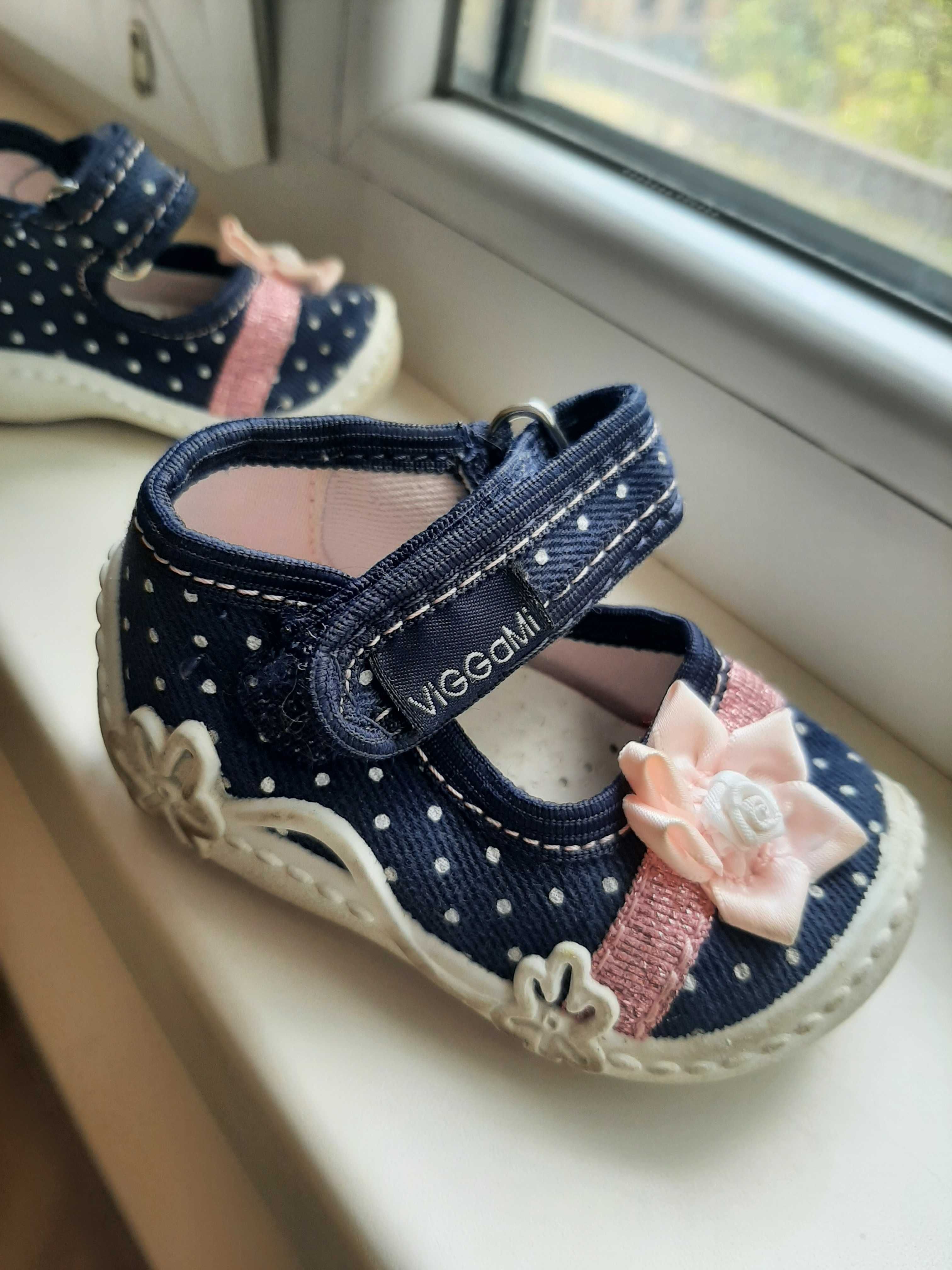 Дитячі тапочки туфельки для найменших