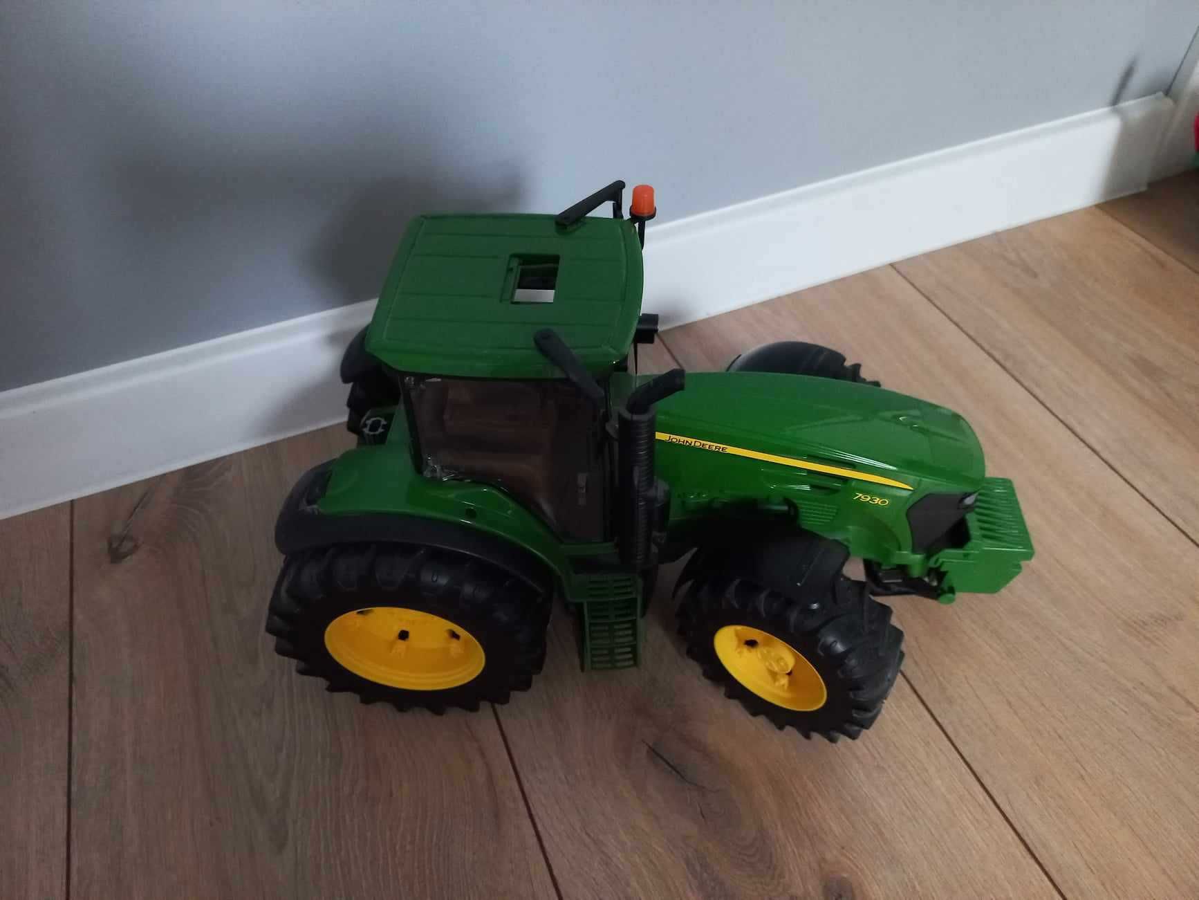 Traktor John Deere 7930 z ładowarką Bruder