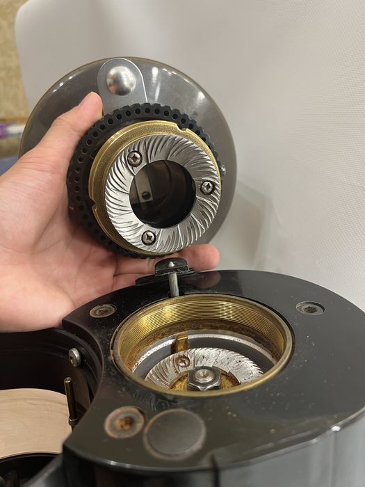 Професійна кавомашина , в подарунок кавомолка