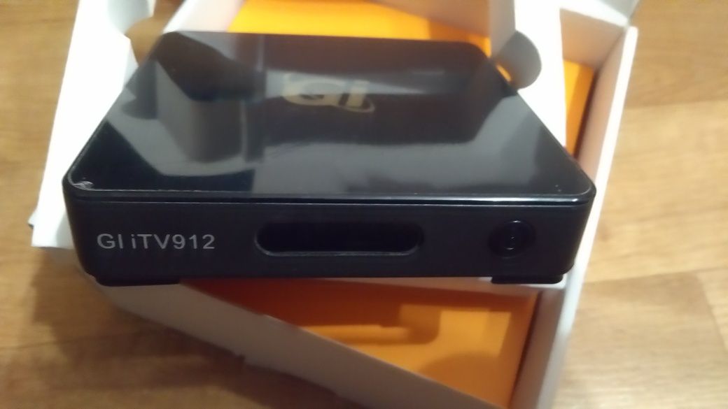 Продам Android tv box приставку