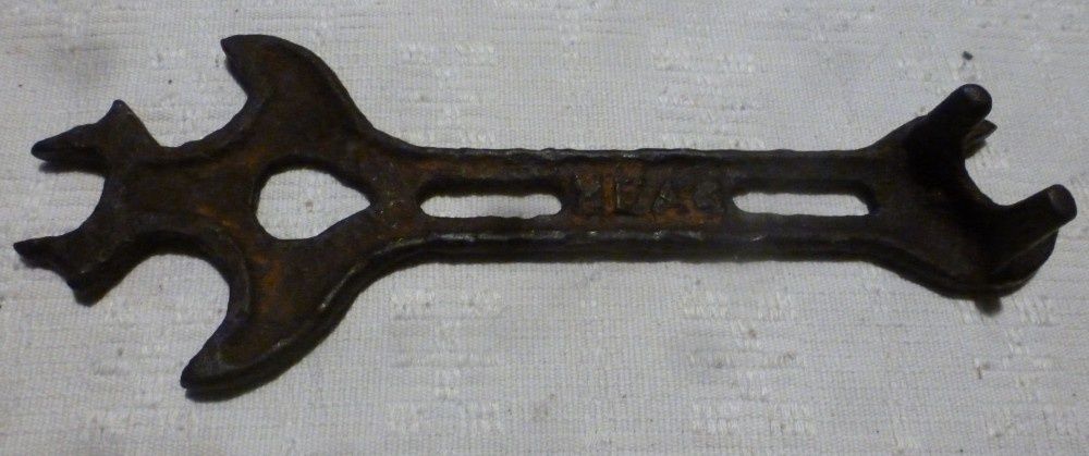 Stary nietypowy klucz, trójwymiarowy, sygnowany, dł. 23 cm