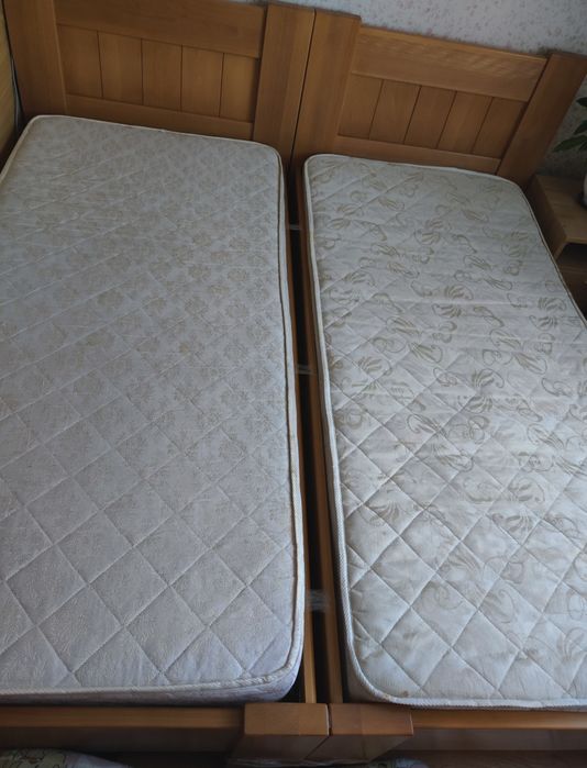 Два дерев'яні  ліжка