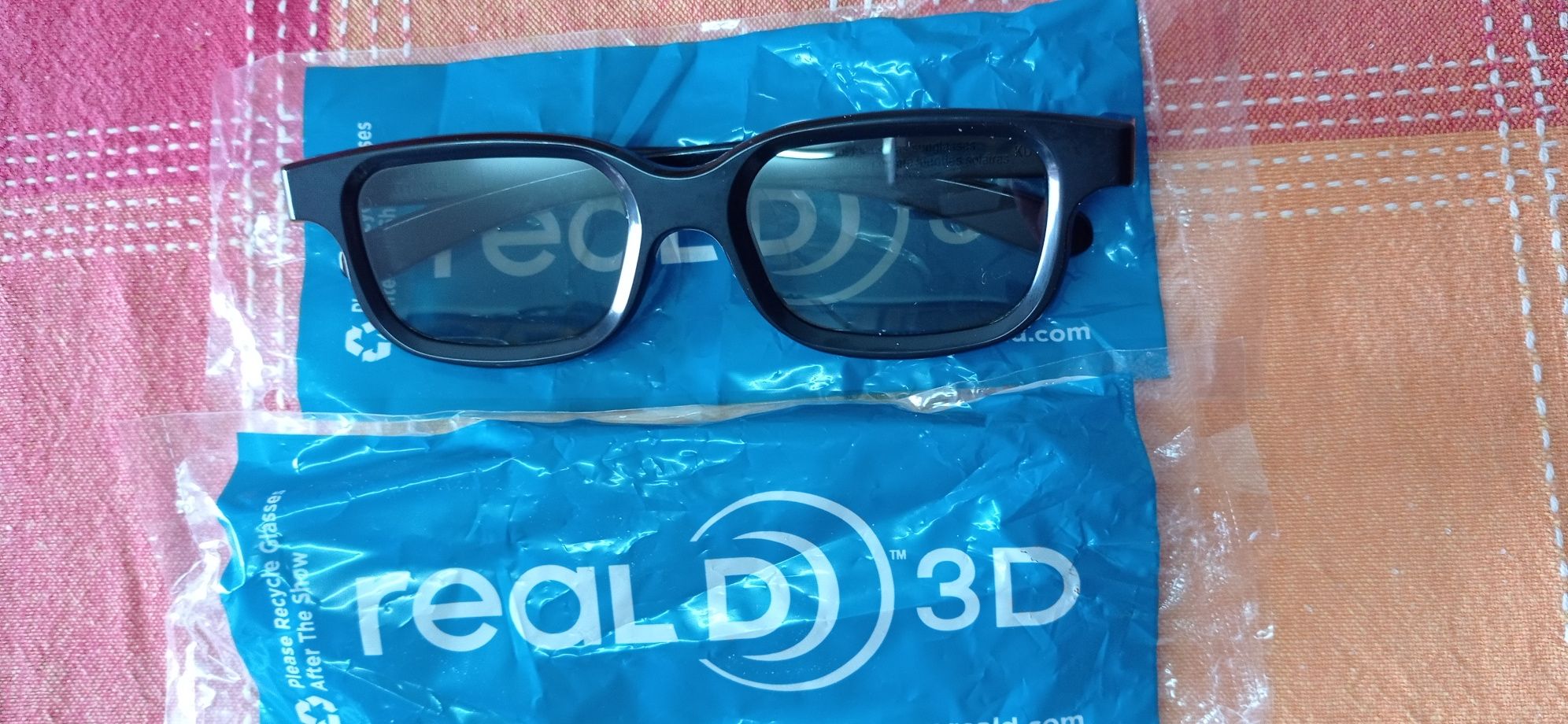 Vendo 2 pares de óculos para ver em 3D