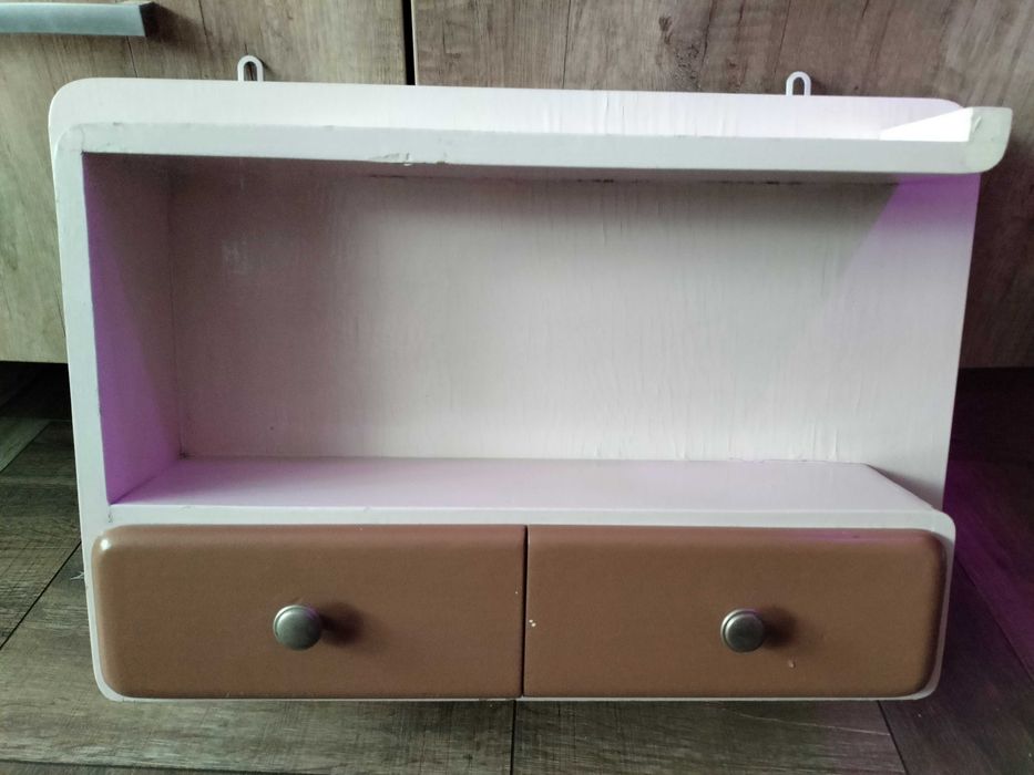 Wisząca szafka retro