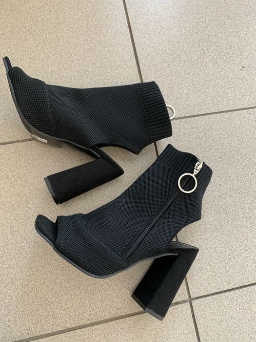 Босоніжки на високих підборах