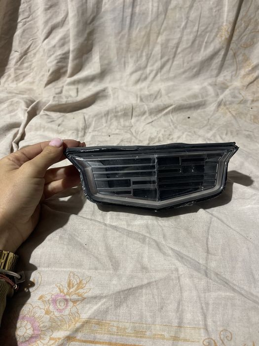 Эмблемма, значек Cadillac Lyriq идеал