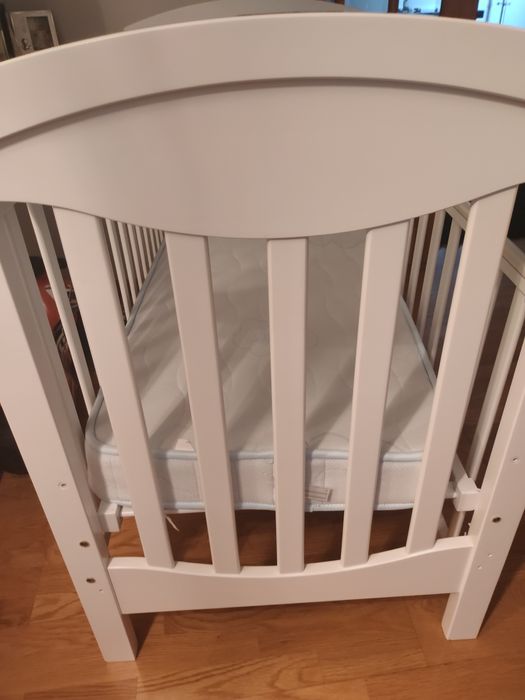 Cama de bebê  como  nova.